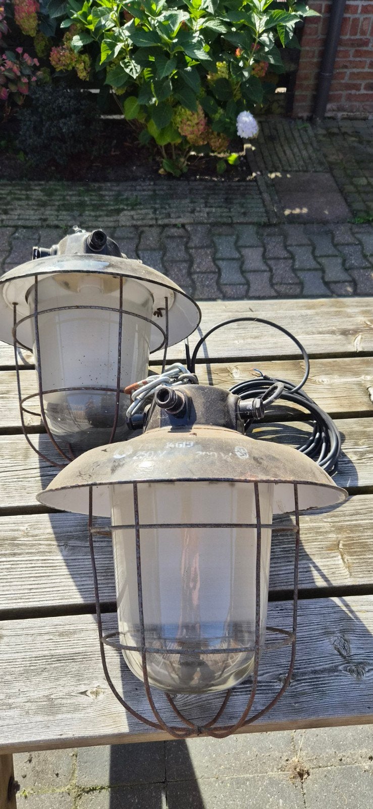 2 oude hanglampen