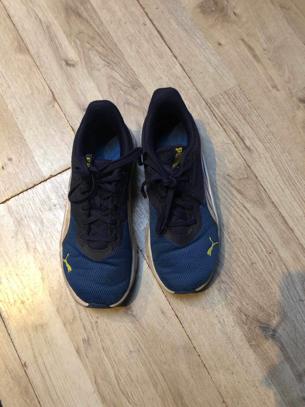 Puma sneakers maat 36 - Donkerblauw met geel logo, Kleding | Dames, Ophalen of Verzenden, Gedragen, Blauw, Sneakers of Gympen