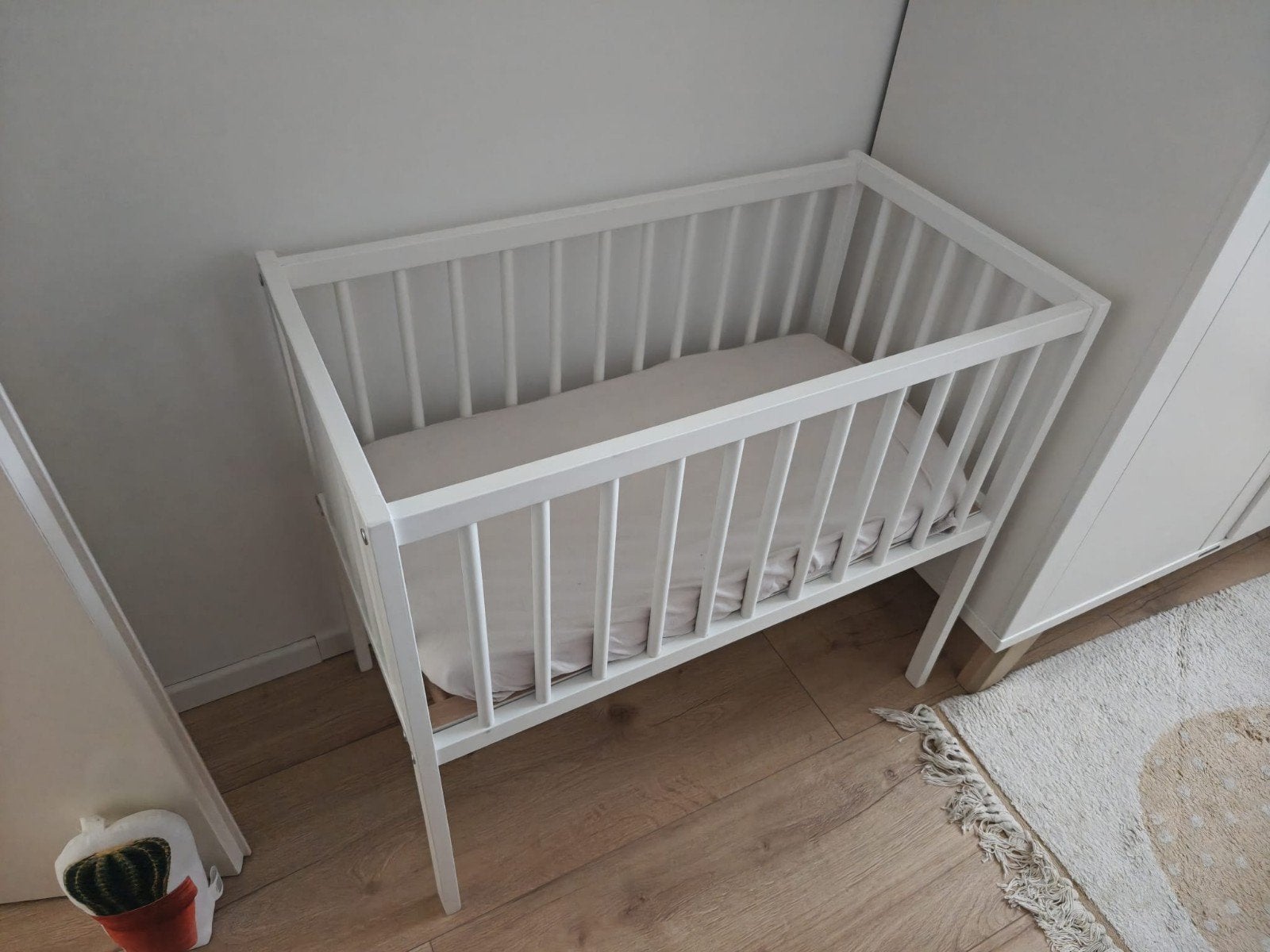 Wit houten wiegje met matrasje, Kinderen en Baby's, Babywiegjes en Ledikanten, Ophalen, Zo goed als nieuw, Wieg