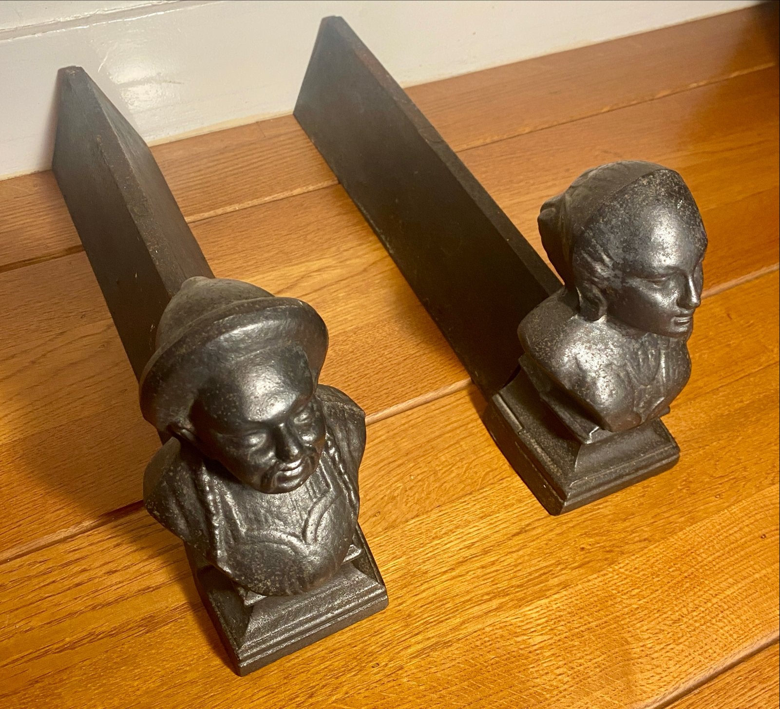 Antieke gietijzeren haardbokken met bustes, Ophalen, Gebruikt
