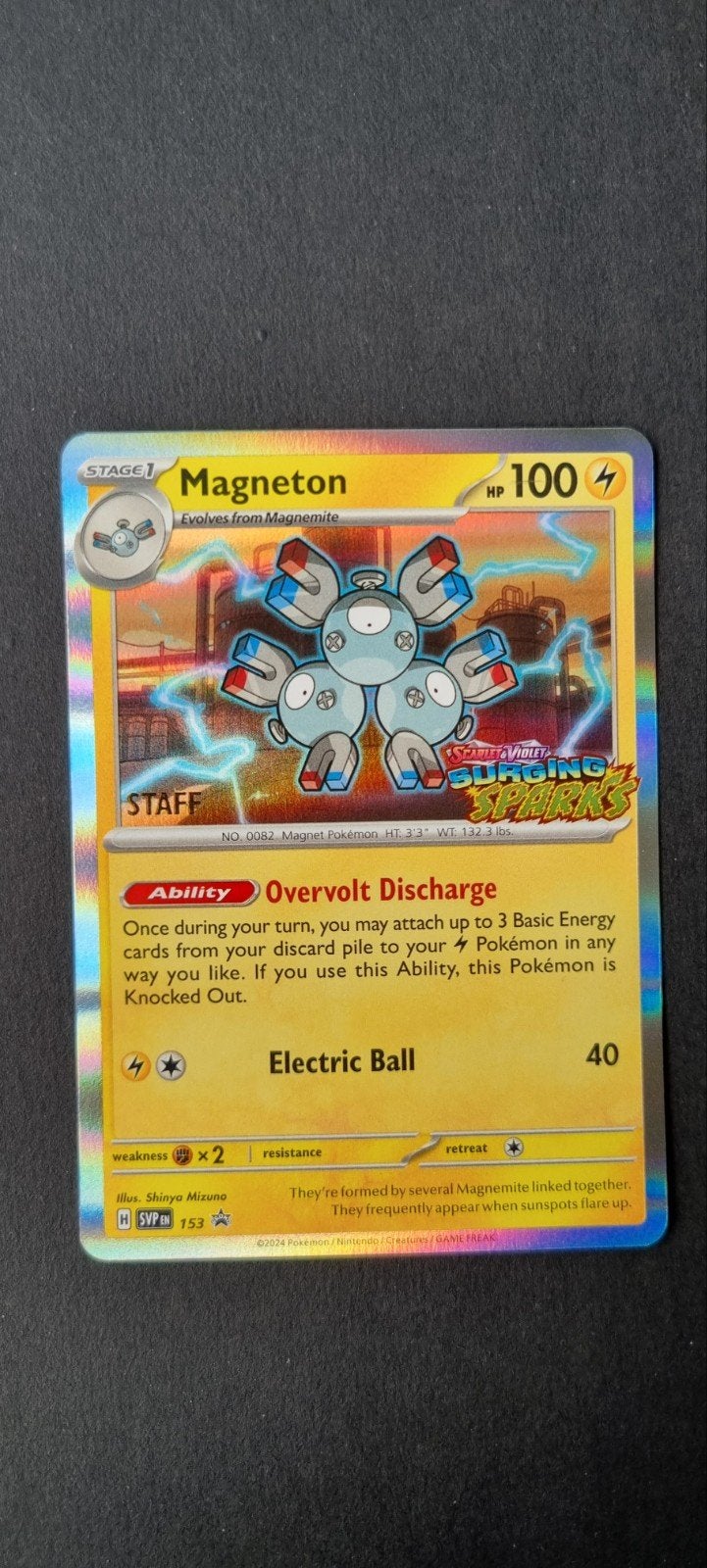 Magneton STAFF Stamp SVP 153 Excellent, Hobby en Vrije tijd, Verzamelkaartspellen | Pokémon, Ophalen of Verzenden, Gebruikt, Losse kaart