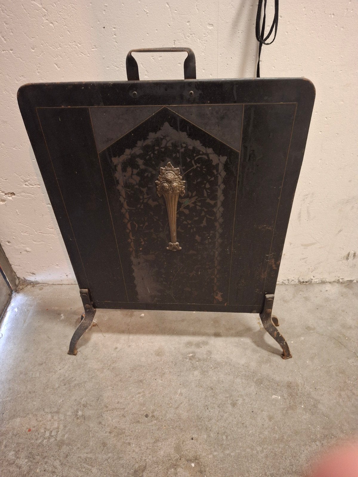 Antiek haardscherm met decoratieve handgreep, Ophalen