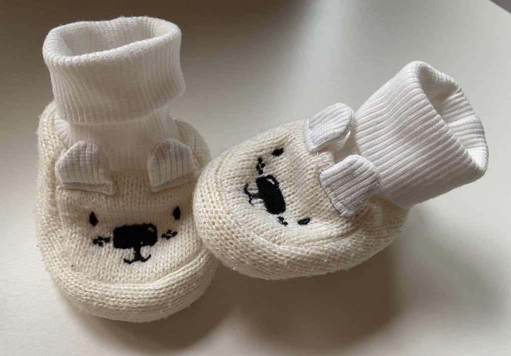 HEMA baby slofjes wit - circa 0-3 maanden | babykleding, Kinderen en Baby's, Babykleding | Schoentjes en Sokjes, Slofjes, Jongetje of Meisje