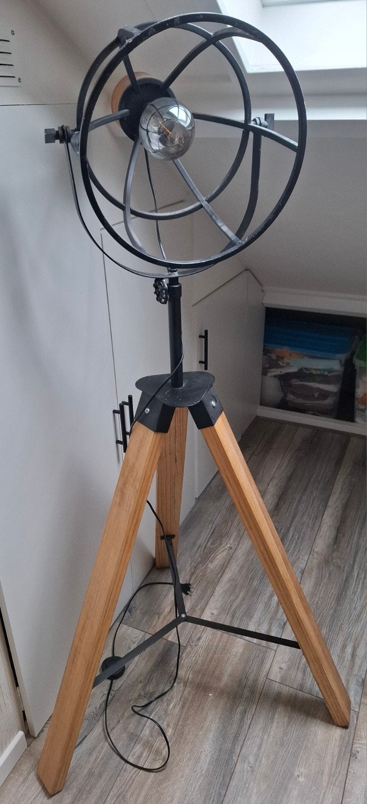 Industriële staande lamp met houten driepoot, Ophalen, 100 tot 150 cm, Industrieel, Modern, Zo goed als nieuw