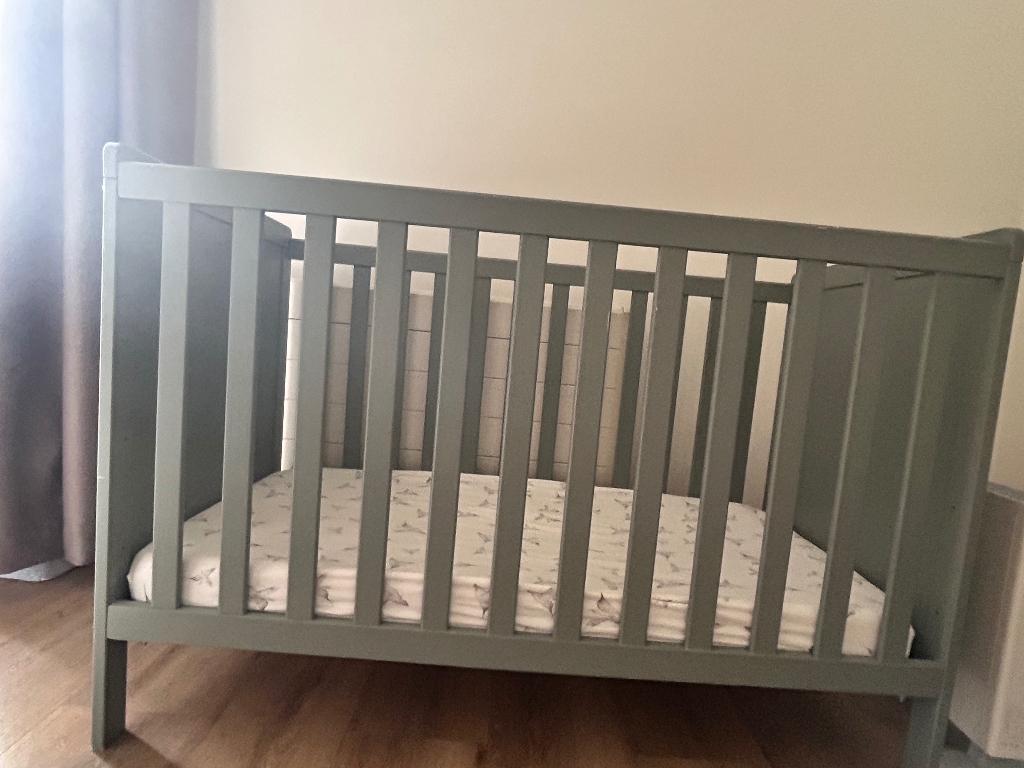 Baby ledikant + mattress + bedding, Kinderen en Baby's, Babywiegjes en Ledikanten, Ophalen, Zo goed als nieuw, Ledikant