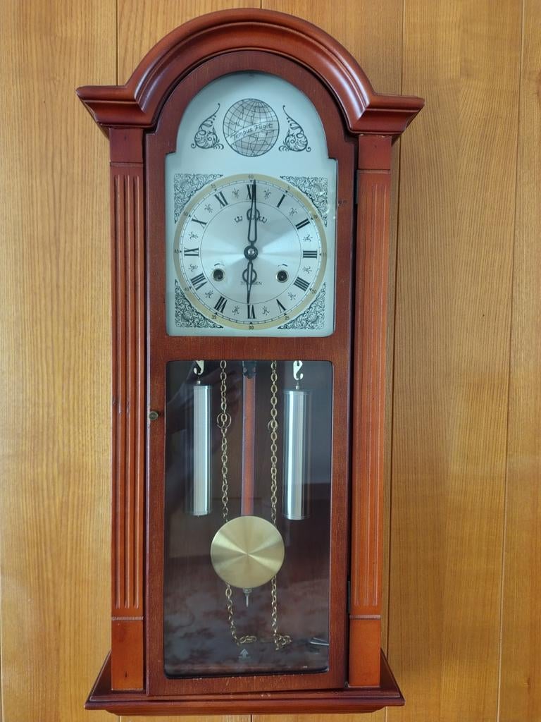 Houten wandklok met slinger en gewichten, Ophalen