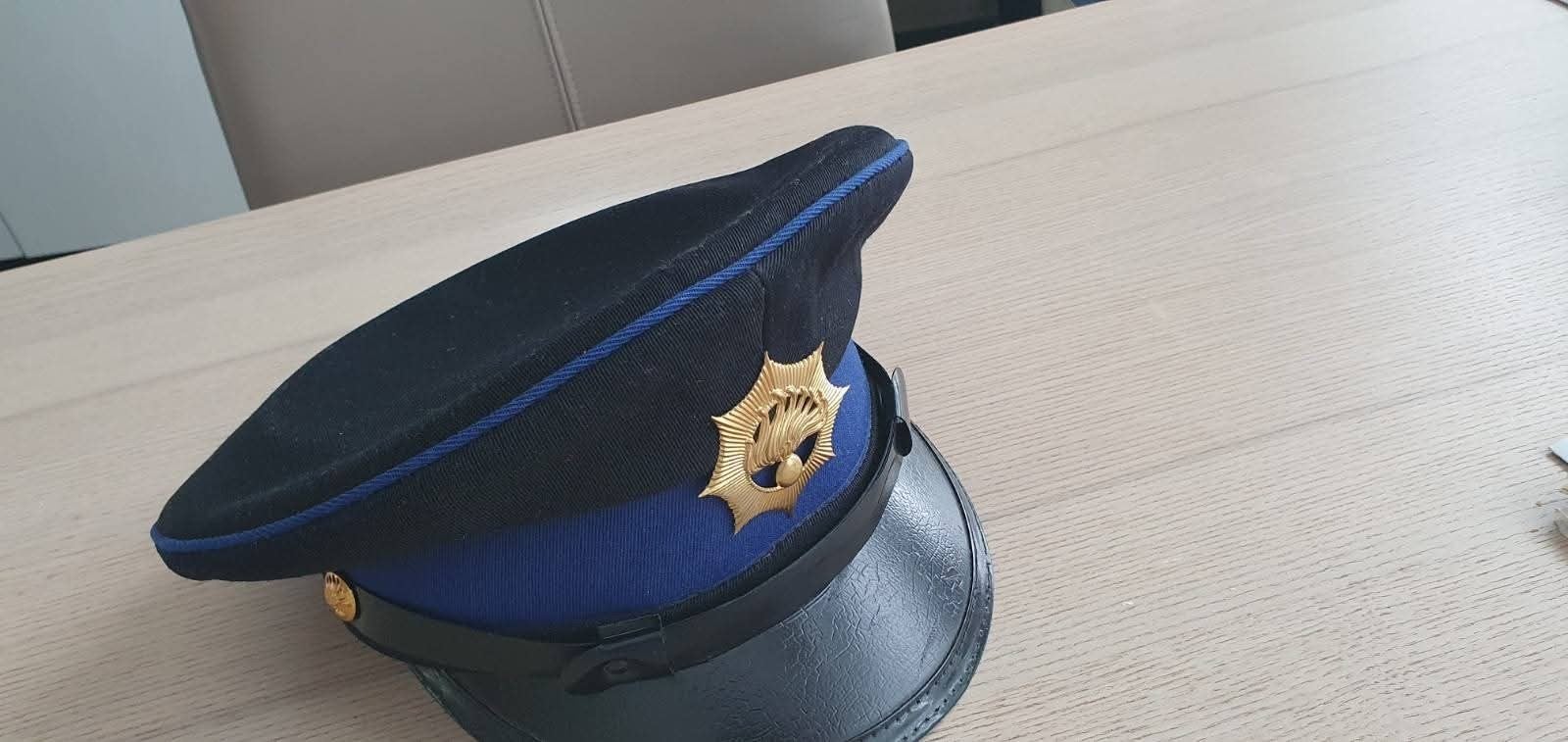 Oude politiepetten per stuk bieden aub., Verzamelen, Militaria | Algemeen, Ophalen of Verzenden, Nederland, Embleem of Badge
