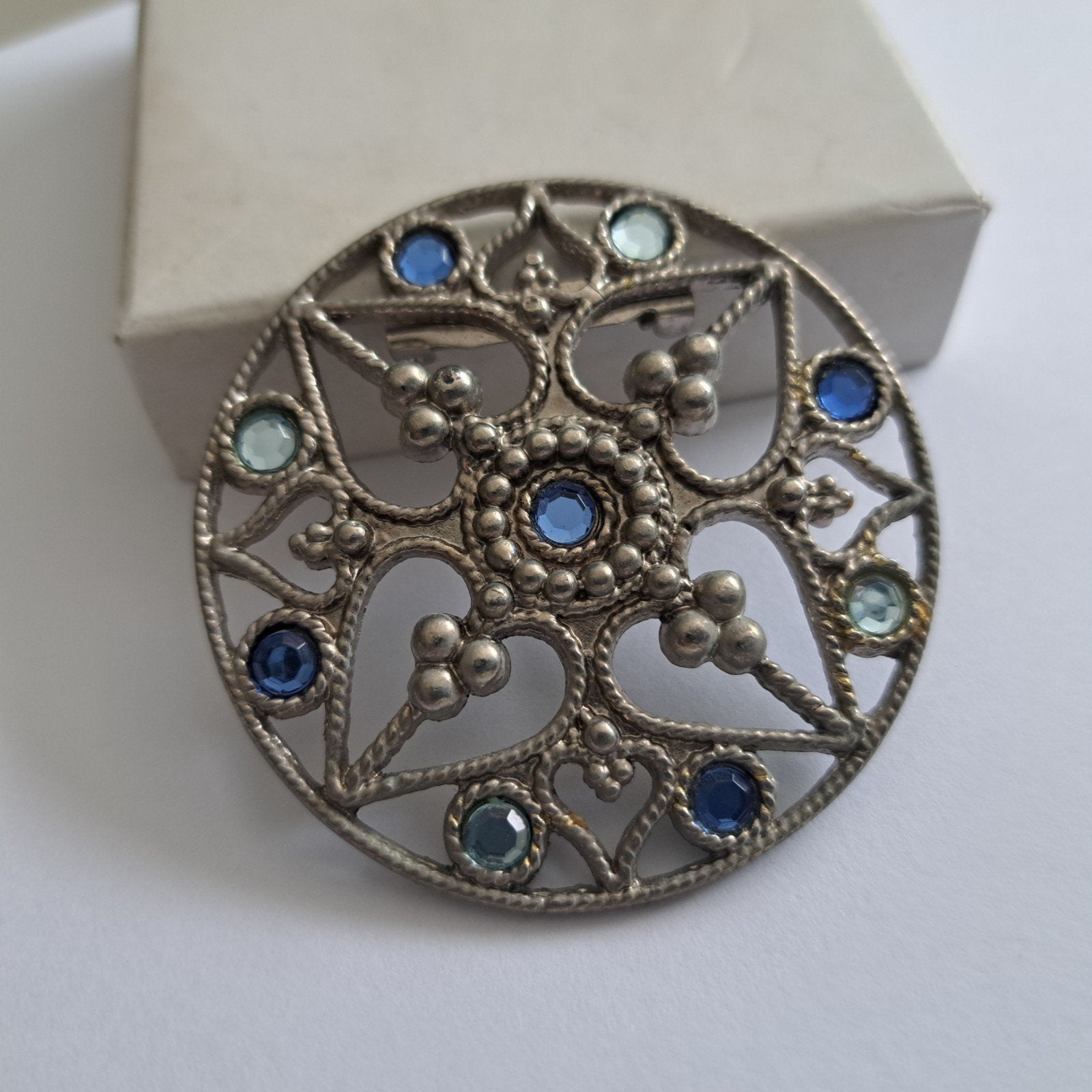 Oude ronde broche blauwe steentjes, Verzenden, Gebruikt, Blauw, Overige materialen