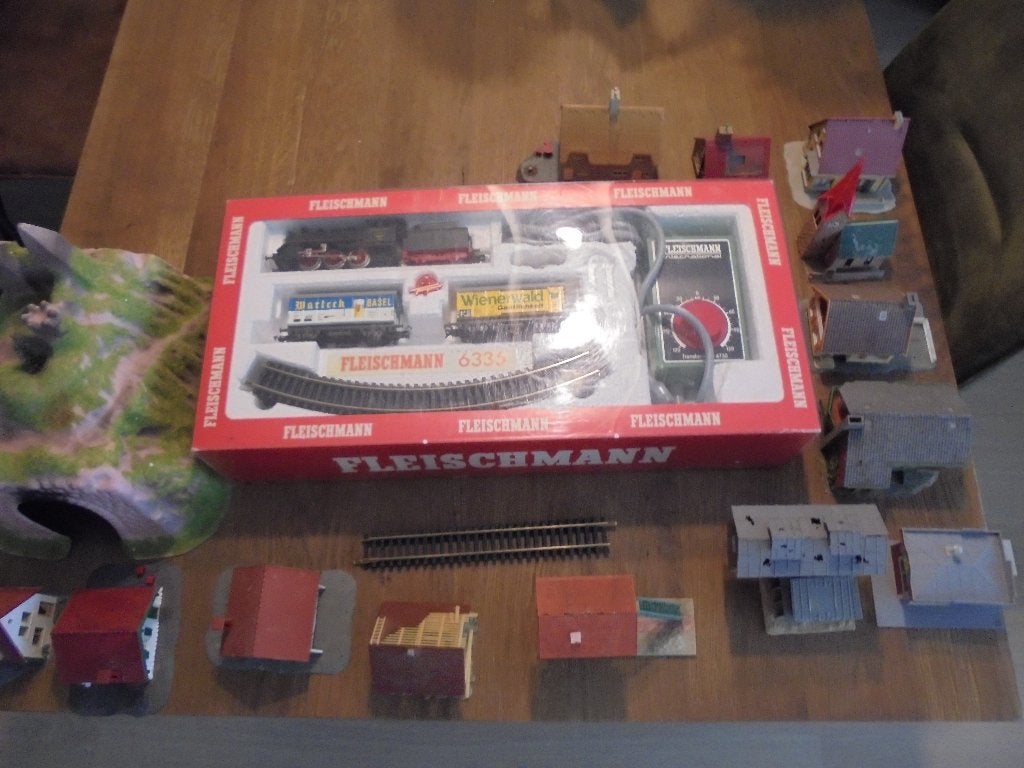 Fleischmann H0 6335 startset met gebouwen., Gelijkstroom, Fleischmann, Ophalen of Verzenden, Gebruikt