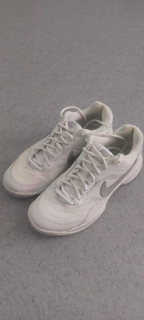 Nike Indoor Tennisschoenen Dames Maat 40, Ophalen of Verzenden, Zo goed als nieuw, Wit, Sneakers of Gympen