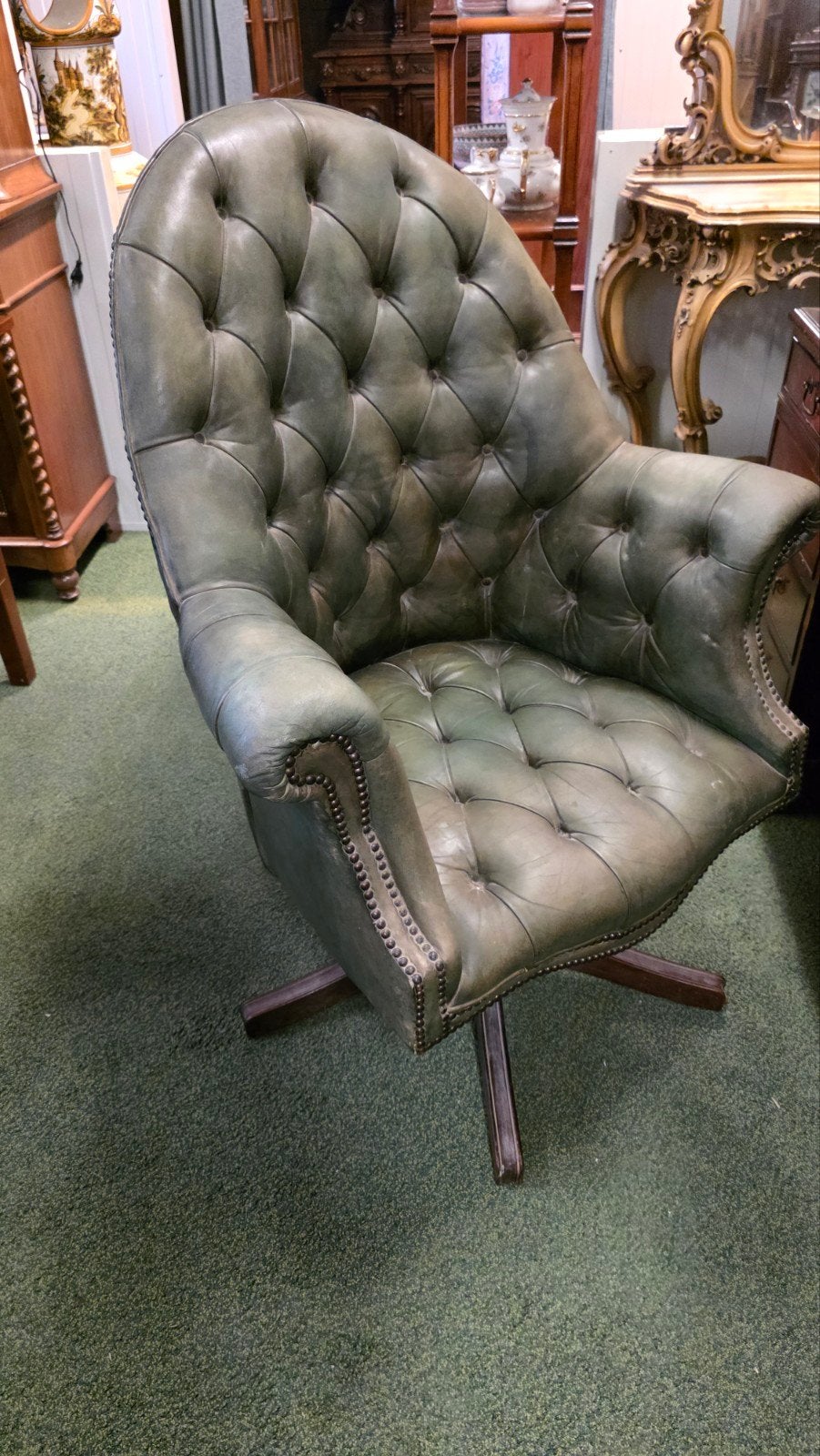 antiek bureau met Chesterfield captainchair, Ophalen