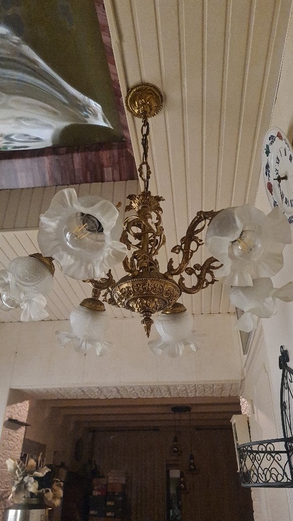 Antieke bronzen kroonluchter met glazen kappen, Huis en Inrichting, Lampen | Kroonluchters, Ophalen, Gebruikt, E14 (klein), Klassiek, Antiek, Barok