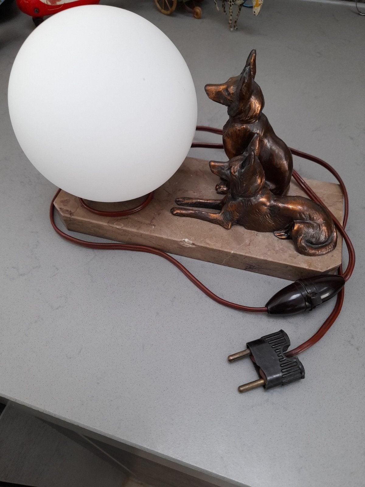 Vintage/ Antieke tafellamp met hondenbeeldjes en marmeren vo, Ophalen of Verzenden