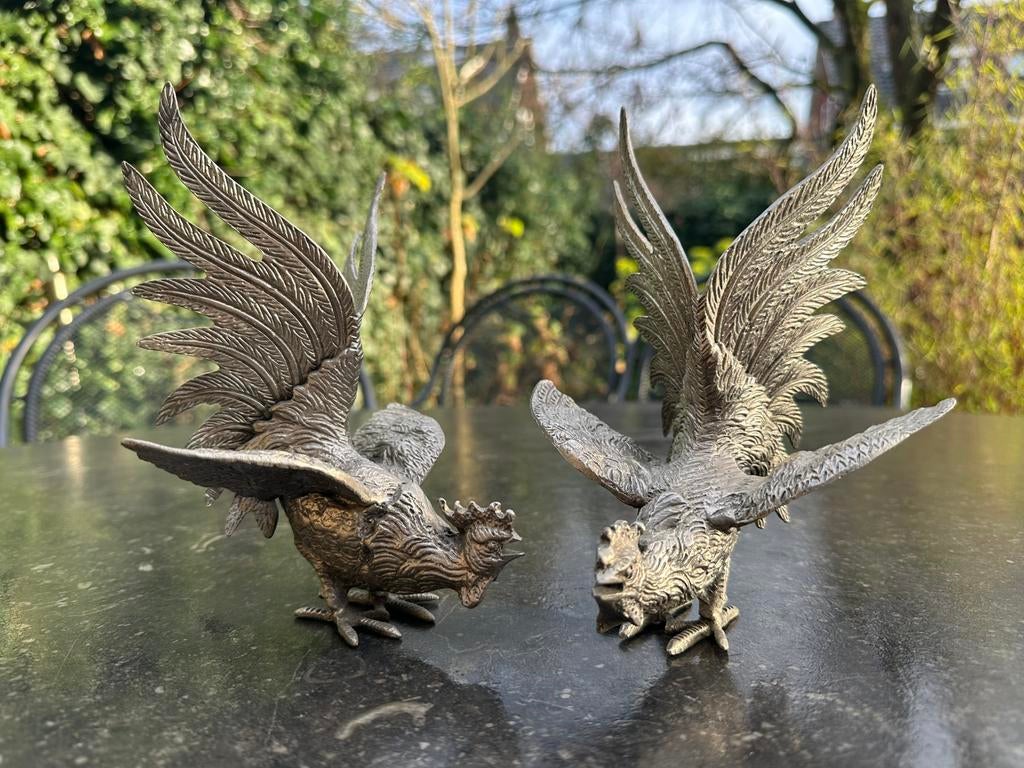 Twee sierlijke metalen vecht hanen kemphanen, Antiek en Kunst, Curiosa en Brocante, Ophalen of Verzenden