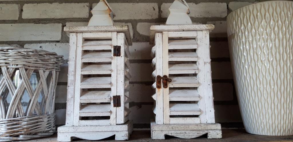 Witte houten ' lamellen '  lantaarns, Ophalen, Gebruikt