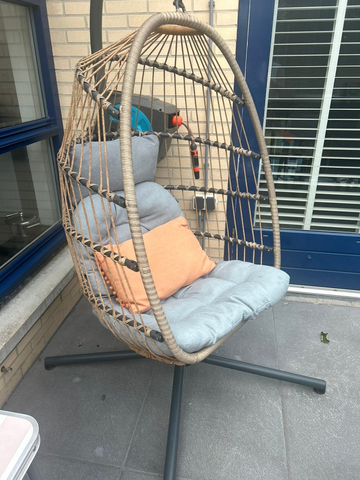 Intratuin hangstoel met standaard, Tuin en Terras, Tuinstoelen, Ophalen, Zo goed als nieuw