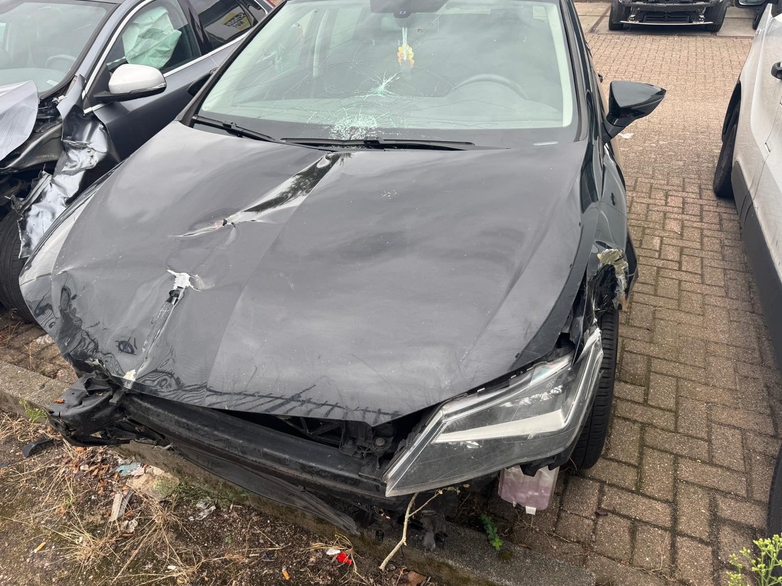 Seat Leon 1.6 TDI 110pk 2014 Zwart schade auto, Voorwielaandrijving, 4 cilinders, Leon, Zwart