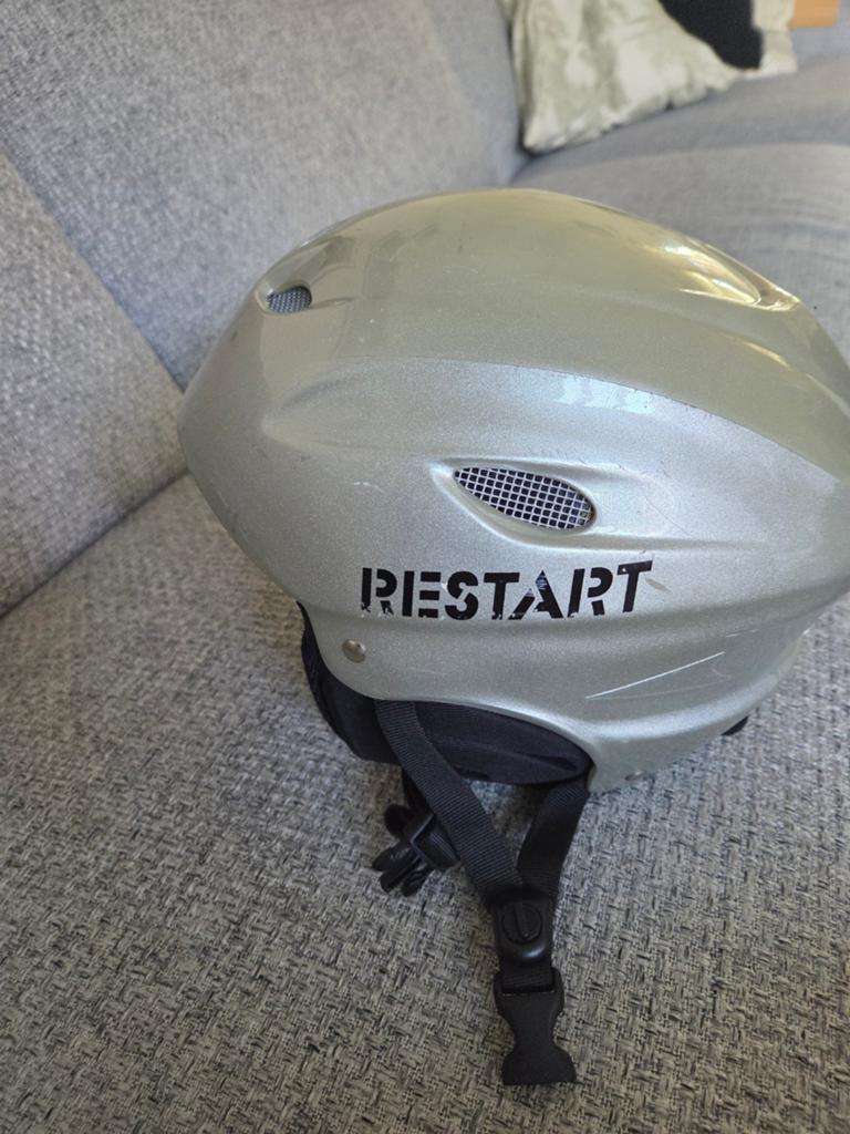 Skeelerhelm / skihelm / snowboardhelm - zilverkleurig, Gebruikt, Restart, Overige maten, Ophalen of Verzenden