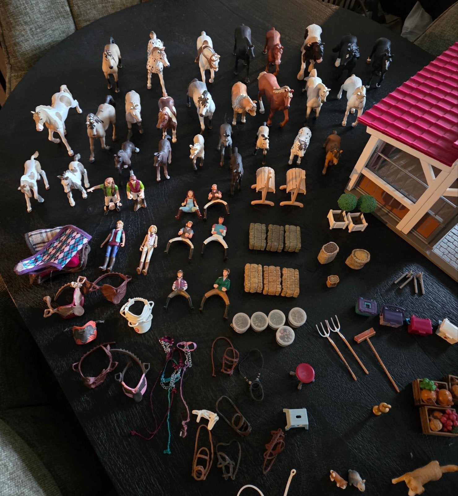 Grote Schleich Paardenstal met veel paarden en accessoires, Ophalen, Zo goed als nieuw