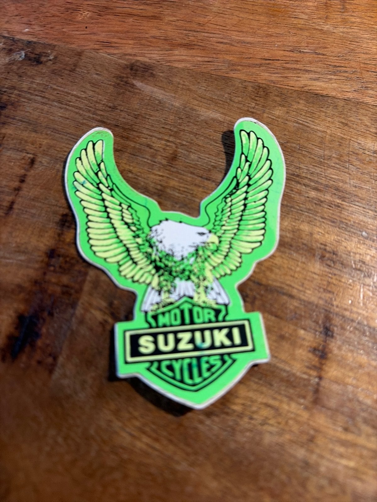 Vintage Suzuki Motor Cycles Sticker - Groene Adelaar, Verzamelen, Stickers, Ophalen of Verzenden, Nieuw, Auto of Motor