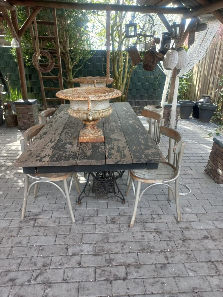 Robuuste houten tuintafel met singer onderstel, Ophalen