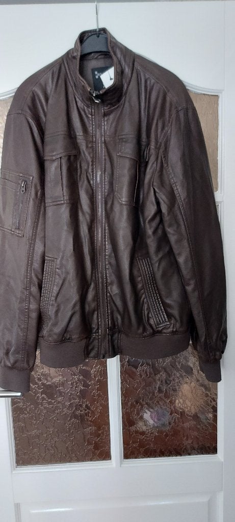Te koop: Nieuwe heren jas van nep leer., Kleding | Heren, Jassen | Winter, Ophalen, Onbekend, Bruin, Maat 56/58 (XL)