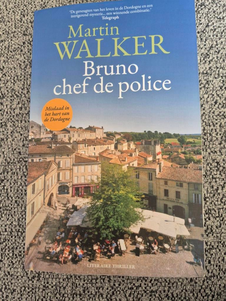 Martin Walker - Bruno, chef de police, Ophalen of Verzenden, Zo goed als nieuw, Martin Walker