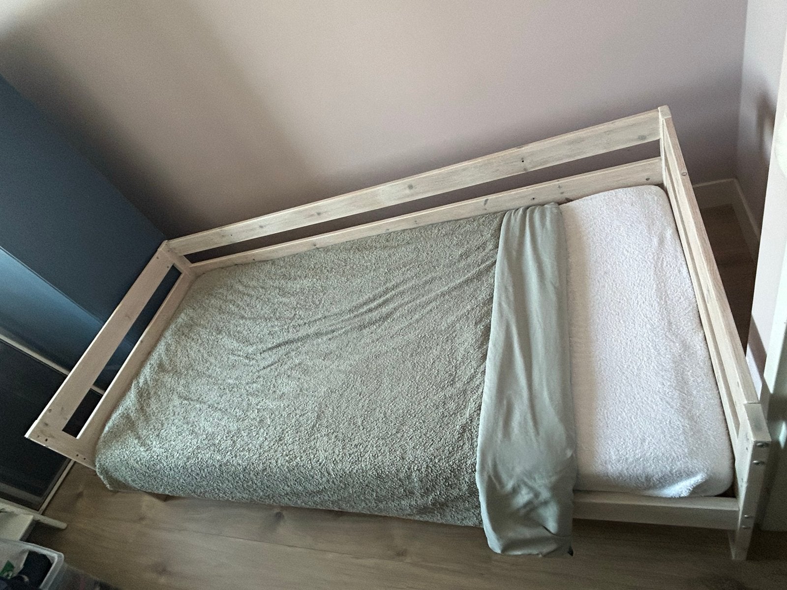 Gratis af te halen: Massief grenen eenpersoonsbed, Ophalen, Gebruikt, 90 cm, Eenpersoons