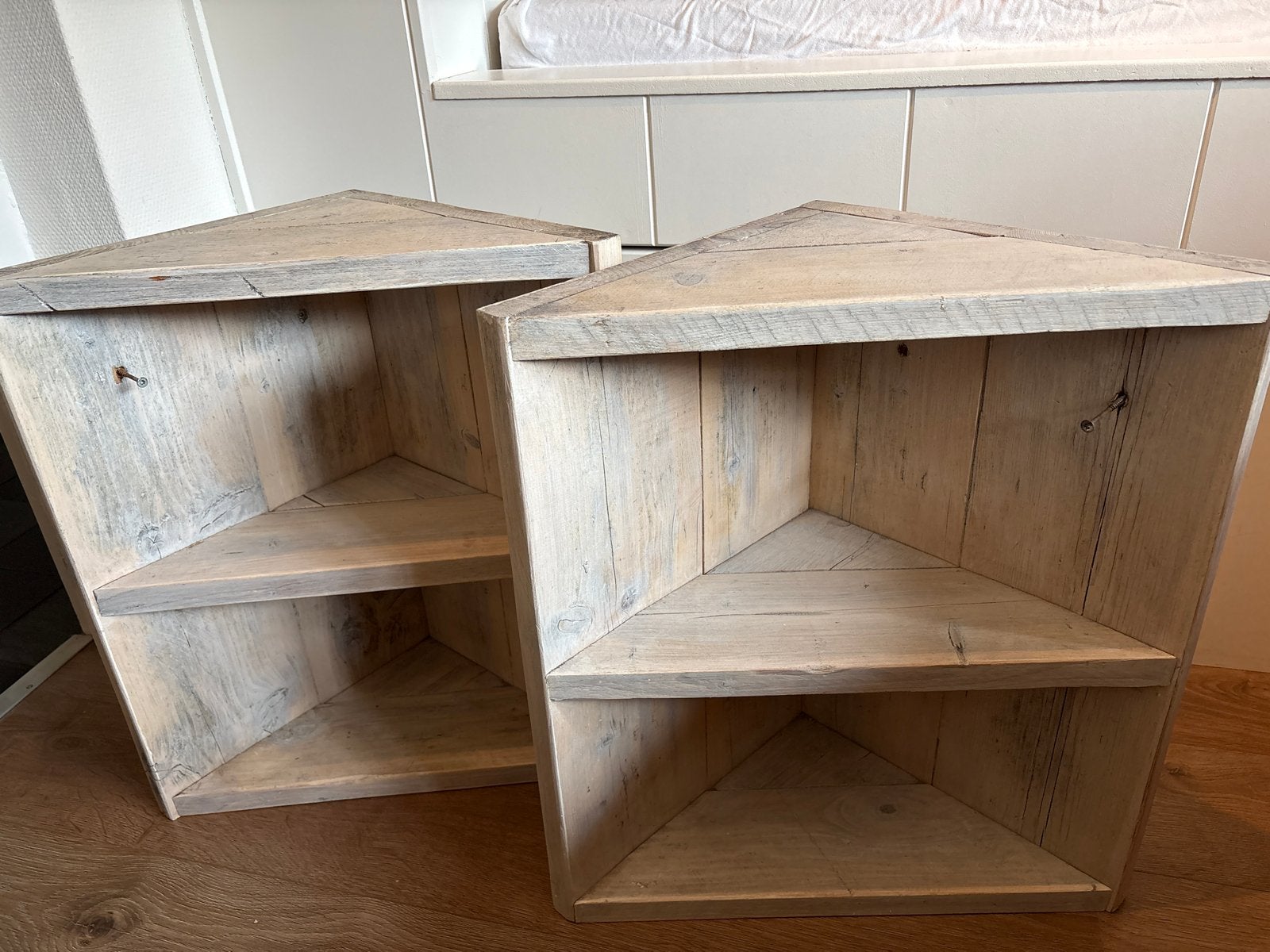 Set van 2 steigerhouten hoekkastjes / wandplanken, Ophalen, Gebruikt