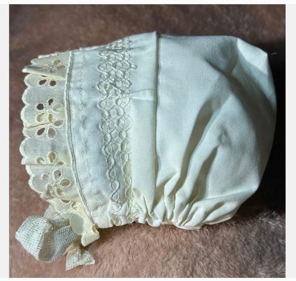 Vintage baby, beer, poppenmutsje broderie, licht geel, Ophalen of Verzenden, Kinderen