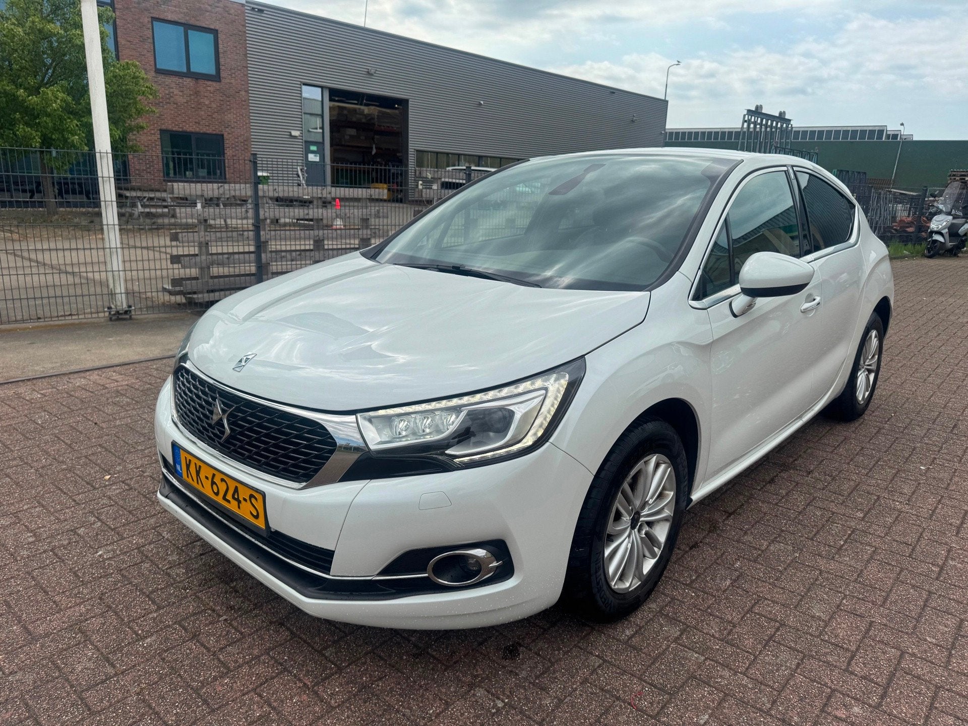 DS 4 1.6 BlueHDi AUTOMAAT NAVI-XENON-LED-KEY-LESS, Auto's, Gebruikt, Euro 6, 4 cilinders, Wit