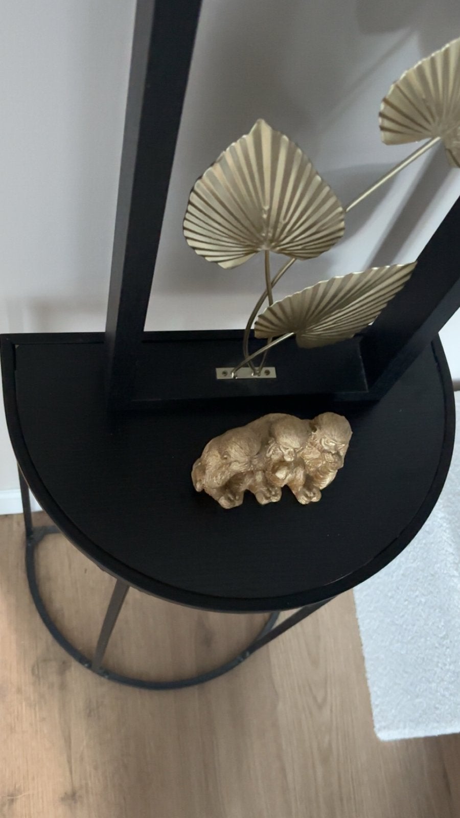 Zwarte bijzettafel met decoratie (goudkleurige bladeren), Huis en Inrichting, Tafels | Bijzettafels, Ophalen, Minder dan 55 cm