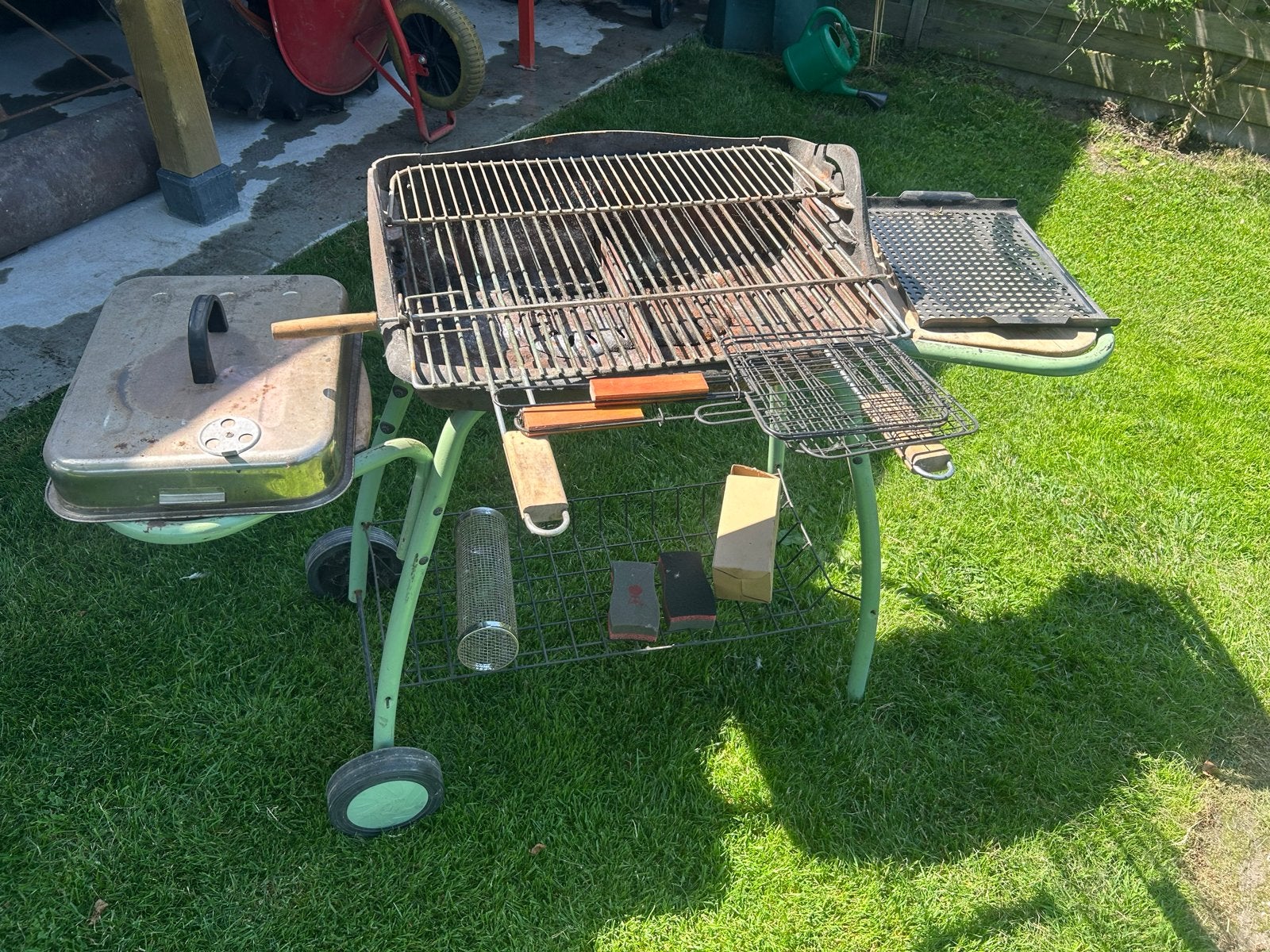 Robuuste gietijzeren barbecue op wielen, Tuin en Terras, Houtskoolbarbecues, Ophalen, Gebruikt