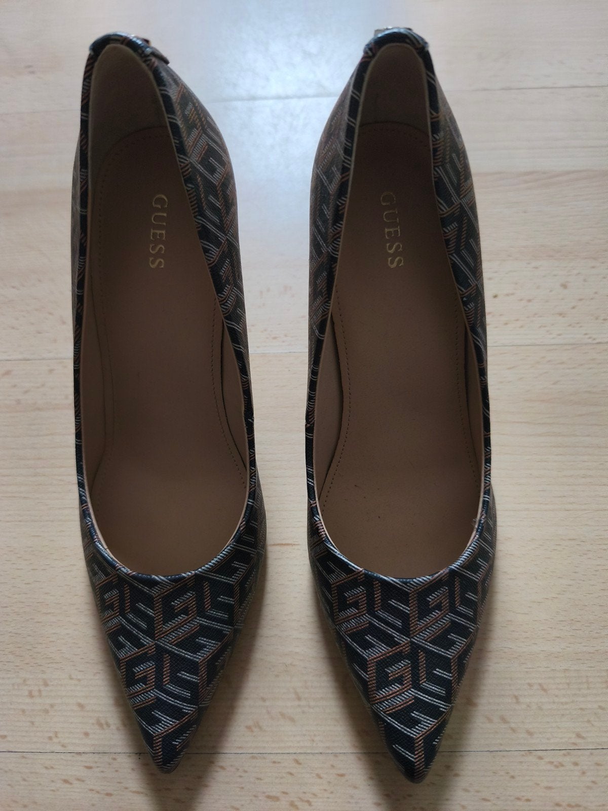 GUESS Hakken Maat 40 - Stijlvolle Pumps met Logo Print, Kleding | Dames, Schoenen, Ophalen