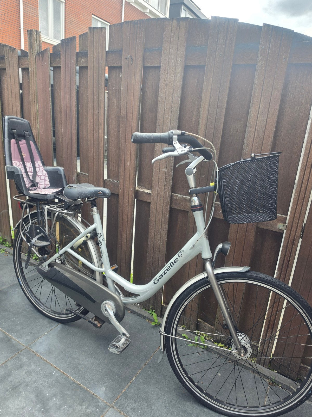 Gazelle fiets met kinderzitje en mand, Fietsen en Brommers, Fietsen | Dames | Damesfietsen, Ophalen, Gebruikt, Velgrem, Versnellingen
