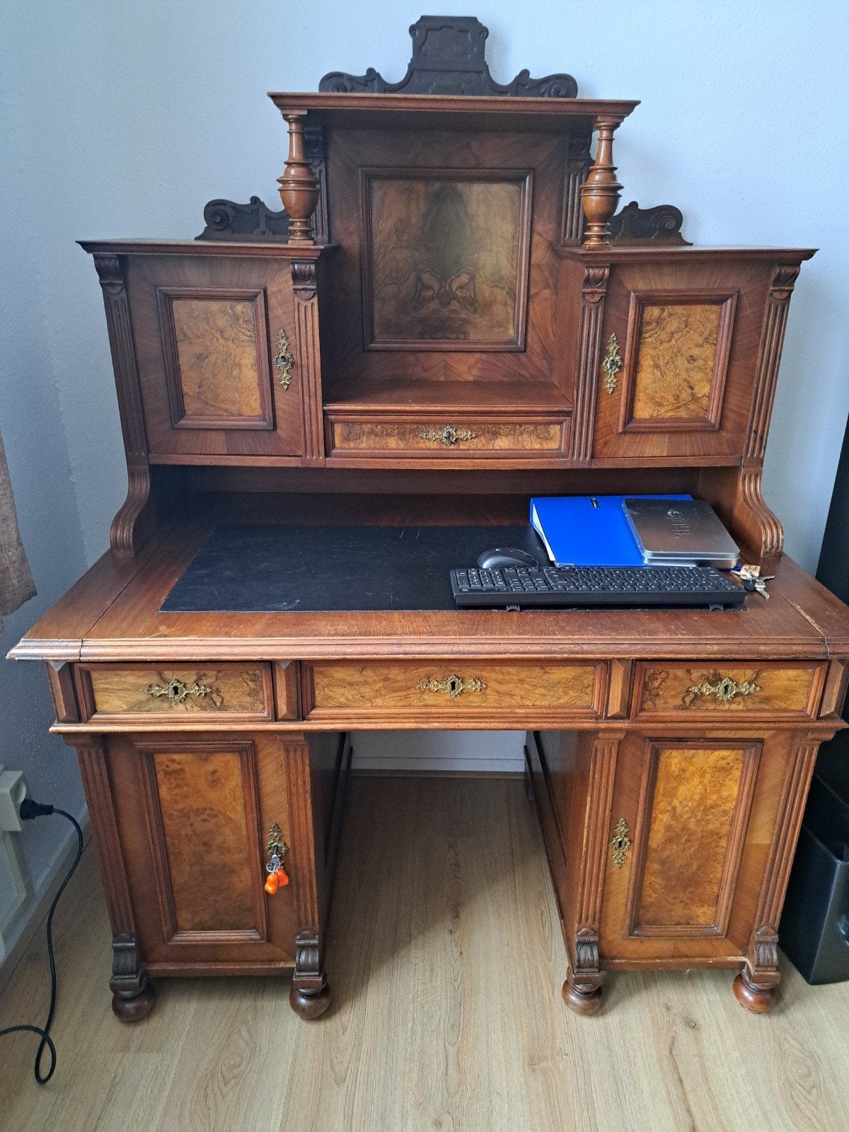 antiek wortelnoten bureau, Ophalen