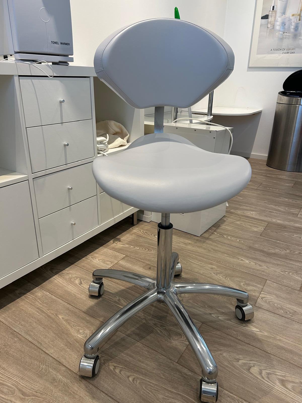 Werkstoel voor pedicure e/o schoonheidsspecialist., Ophalen, Zo goed als nieuw, Grijs, Eén