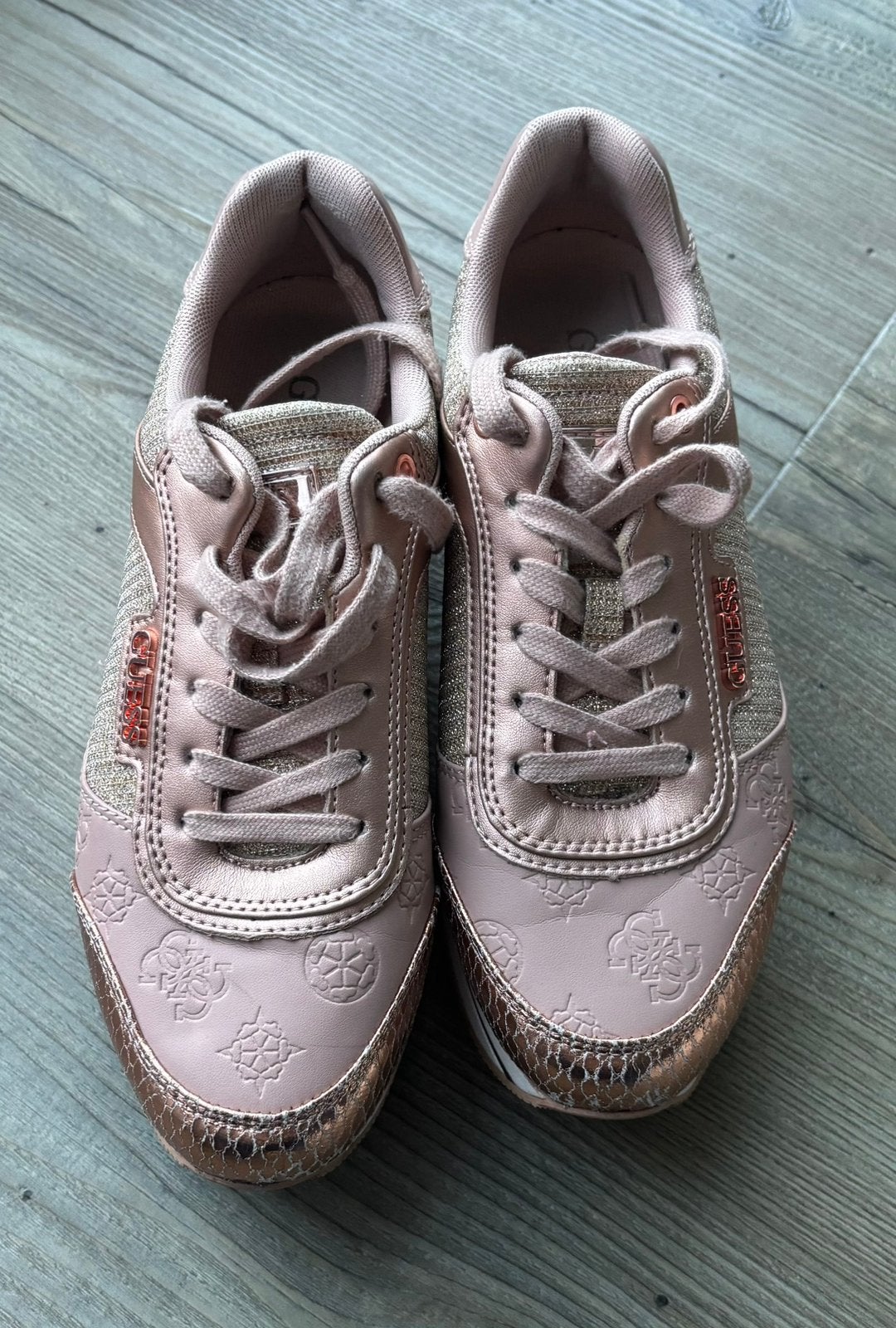 Zalm roze sneakers van Guess, Ophalen of Verzenden, Zo goed als nieuw, Sneakers of Gympen