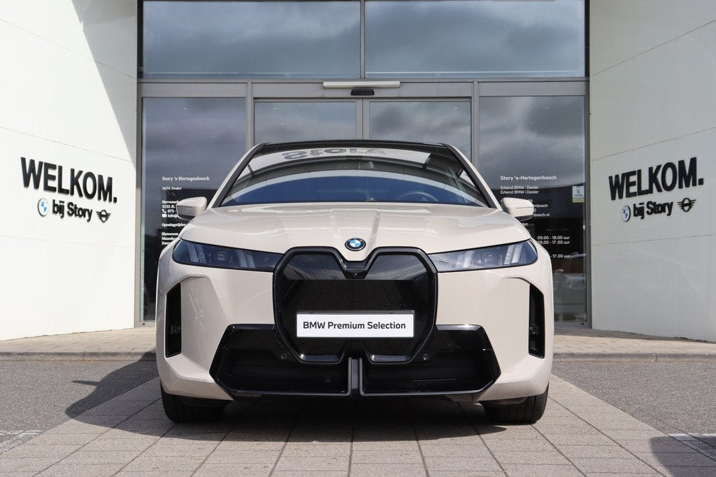 BMW iX xDrive45 M Sport / Panoramadak Sky Lounge / Trekhaak, Auto's, BMW, 100 kWh, Met garantie (alle), 274 min, Vierwielaandrijving
