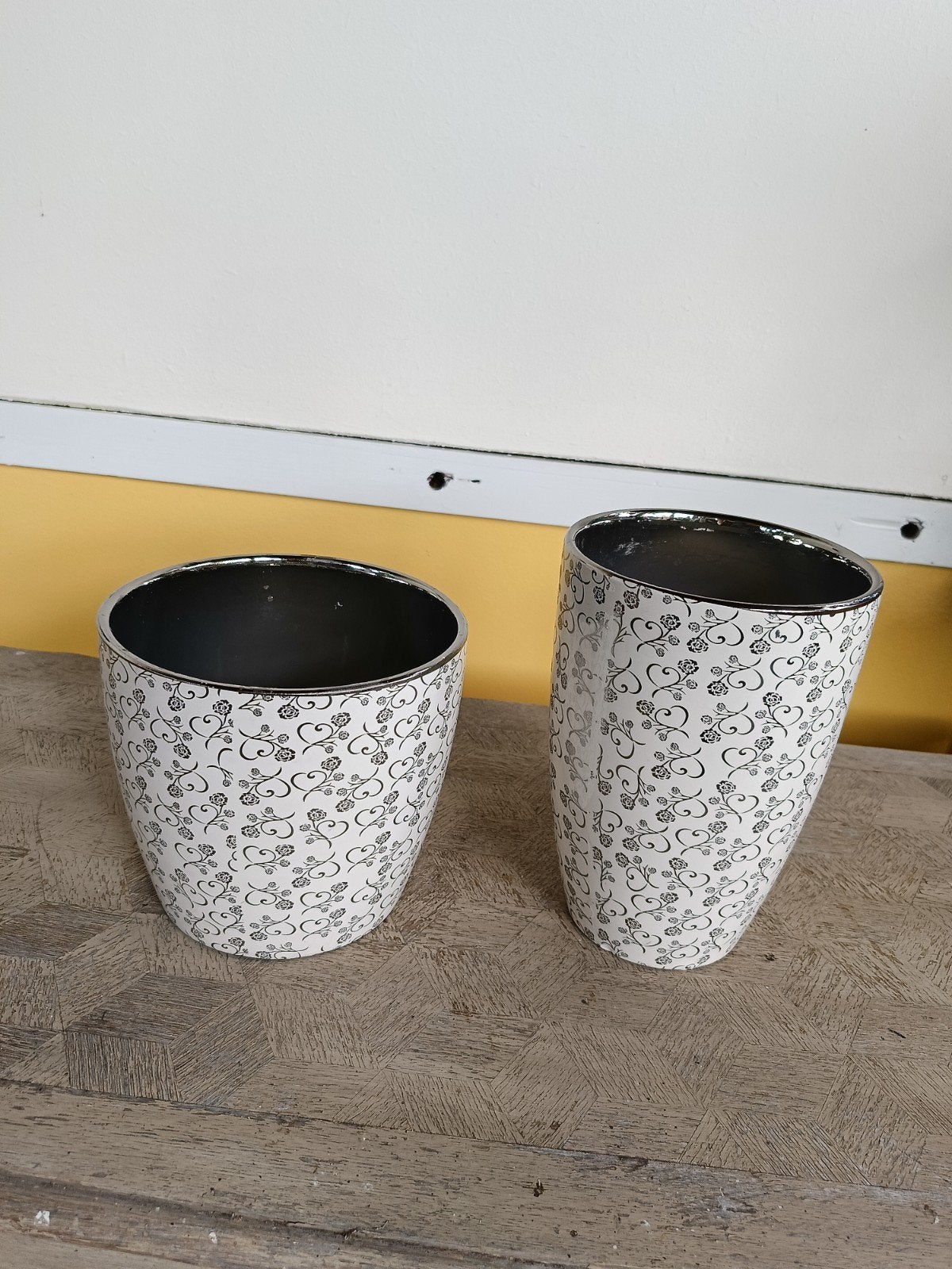 Set van 2 vazen/potten met zilverkleurig patroon, Overige materialen, Gebruikt, Met patroon/structuur, Wit