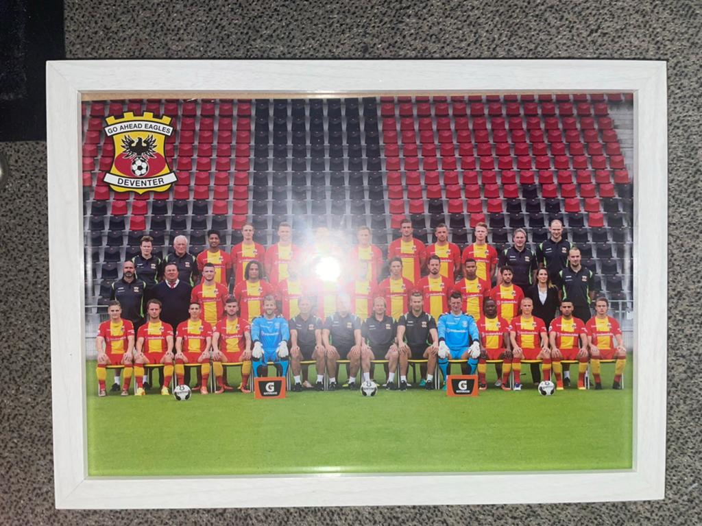 Go Ahead Eagles Teamfoto in lijst 2016-2017, Verzamelen, Sportartikelen en Voetbal, Ophalen of Verzenden, Zo goed als nieuw, Overige binnenlandse clubs