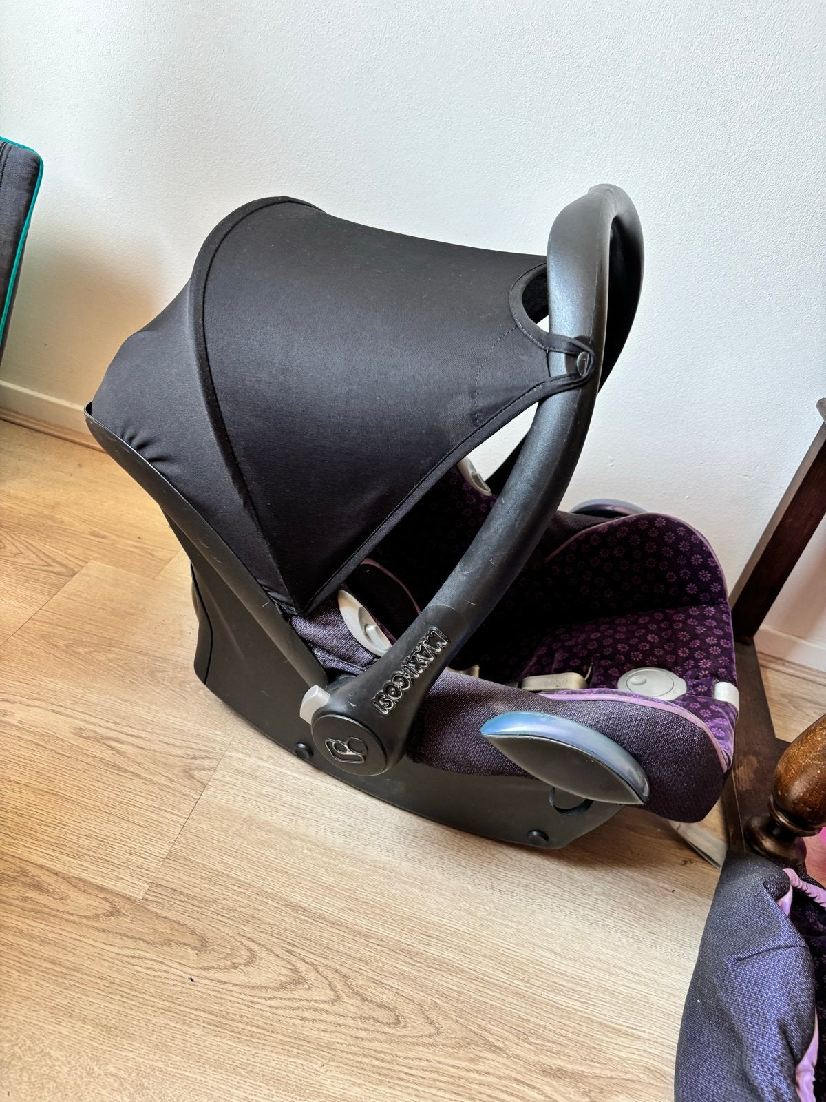 Maxi-Cosi autostoel met voetenzak - paars bloemenpatroon, 0 t/m 13 kg, Maxi-Cosi, Gebruikt, Autogordel