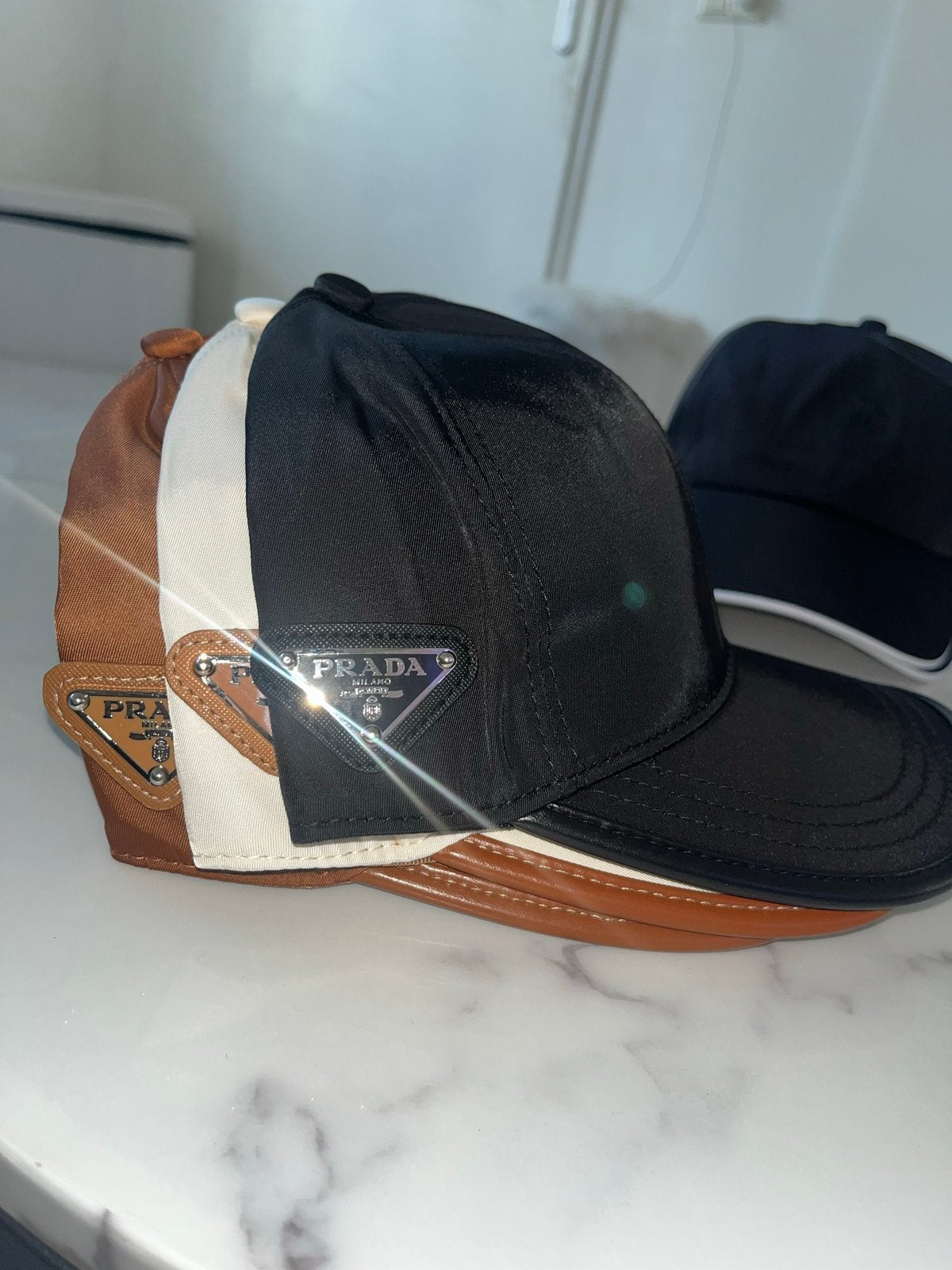 Luxe petten van Prada, Loewe en Loro Piana, Ophalen of Verzenden, Nieuw, One size fits all, Pet