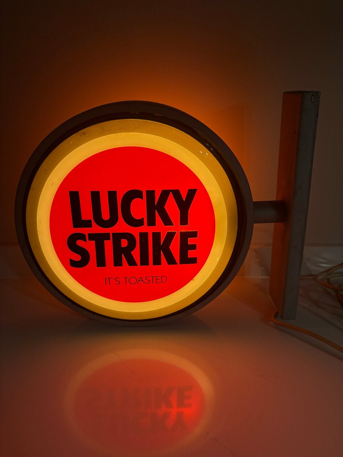 Dubbelzijdige Lucky Strike Lichtbak met Muursteun, Verzamelen, Verzenden, Zo goed als nieuw, Lichtbak of (neon) lamp