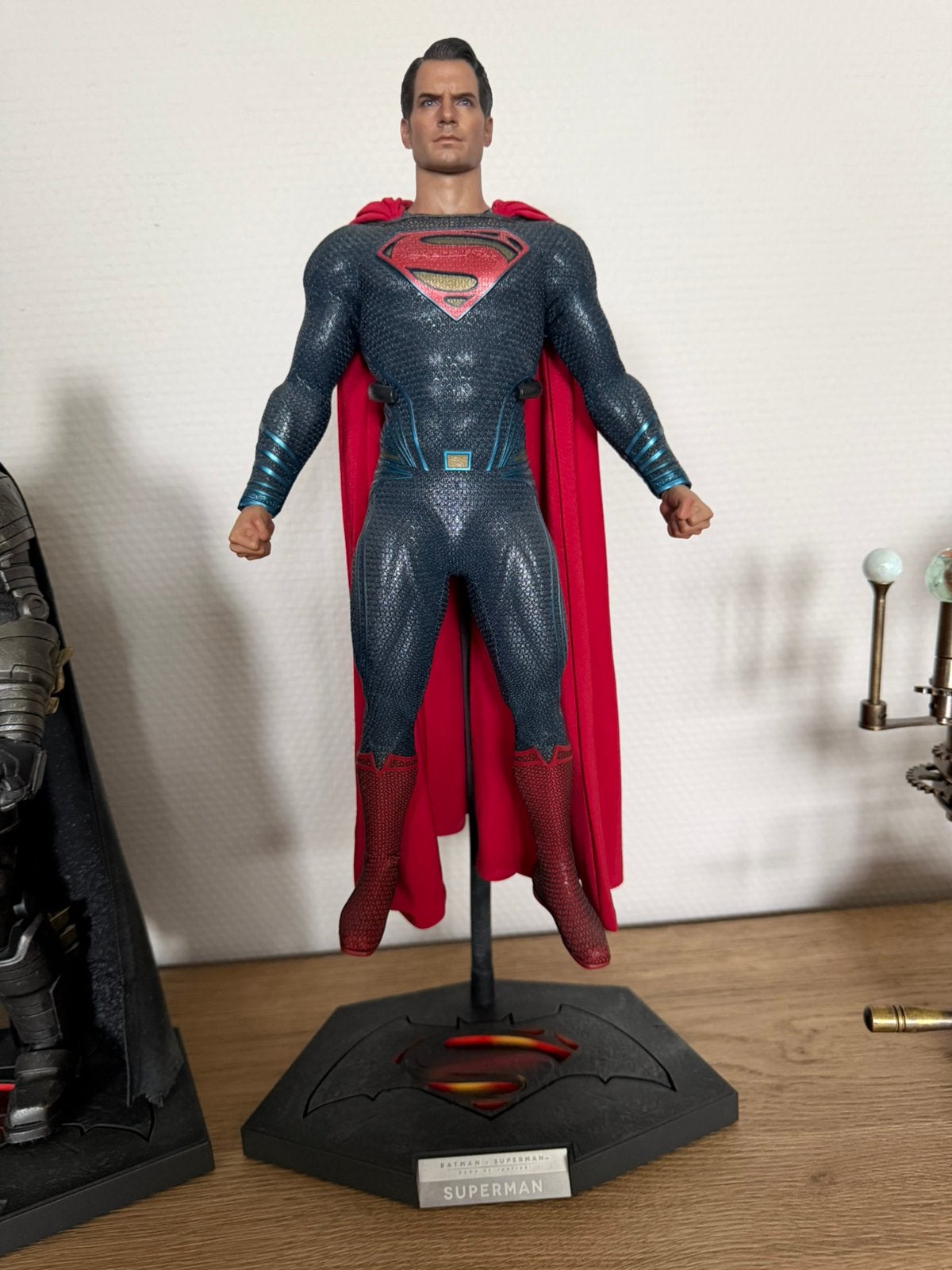 Hot Toys Superman (Batman v Superman) zonder doos, Ophalen of Verzenden, Zo goed als nieuw