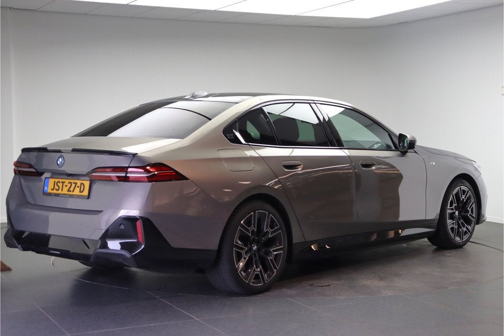 BMW i5 eDrive40 High Executive M Sport / Panoramadak / M Spo, Auto's, BMW, Achterwielaandrijving, Zwart, Met garantie (alle), 340 pk