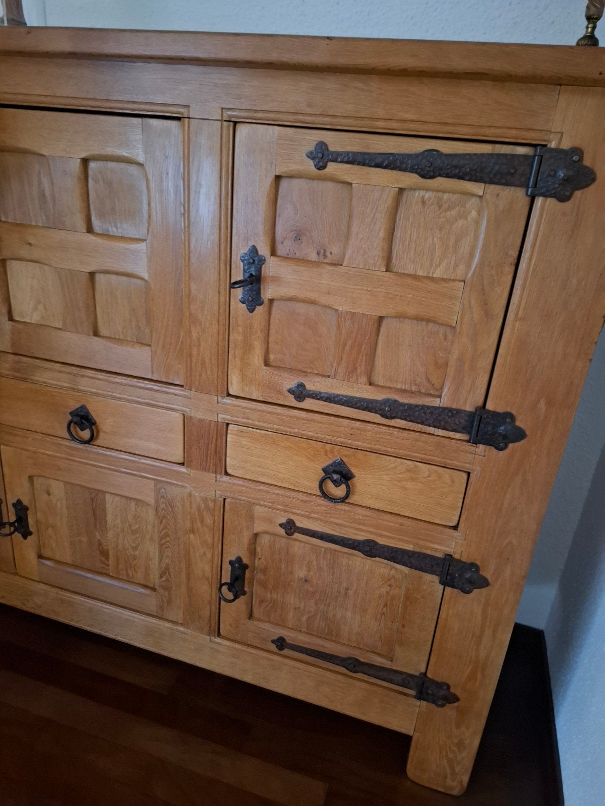 Massief eiken houten kast met smeedijzeren beslag, Ophalen