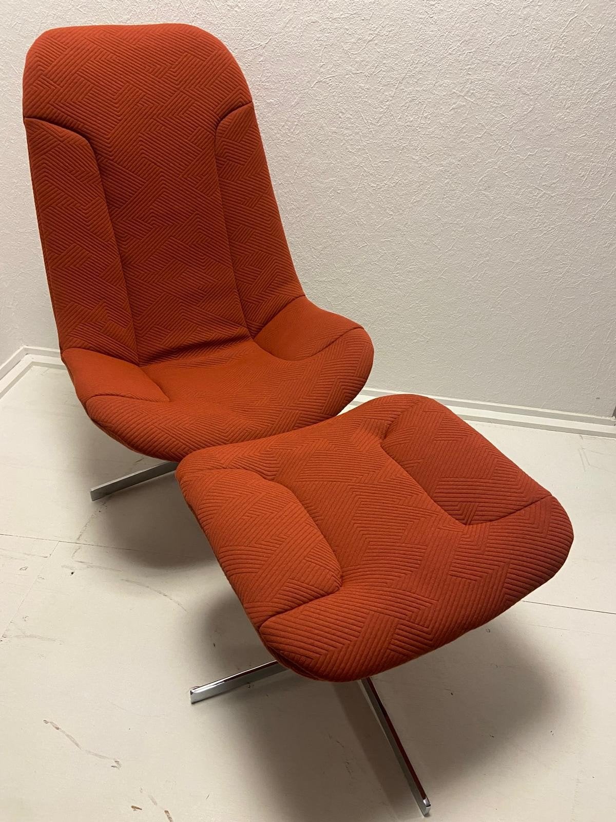 Gelderland 7405 | Draaifauteuil met poef | Opnieuw bekleed, Modern design refurbished Kvadrat Febrik, Info@andriesign.nl, 75 tot 100 cm