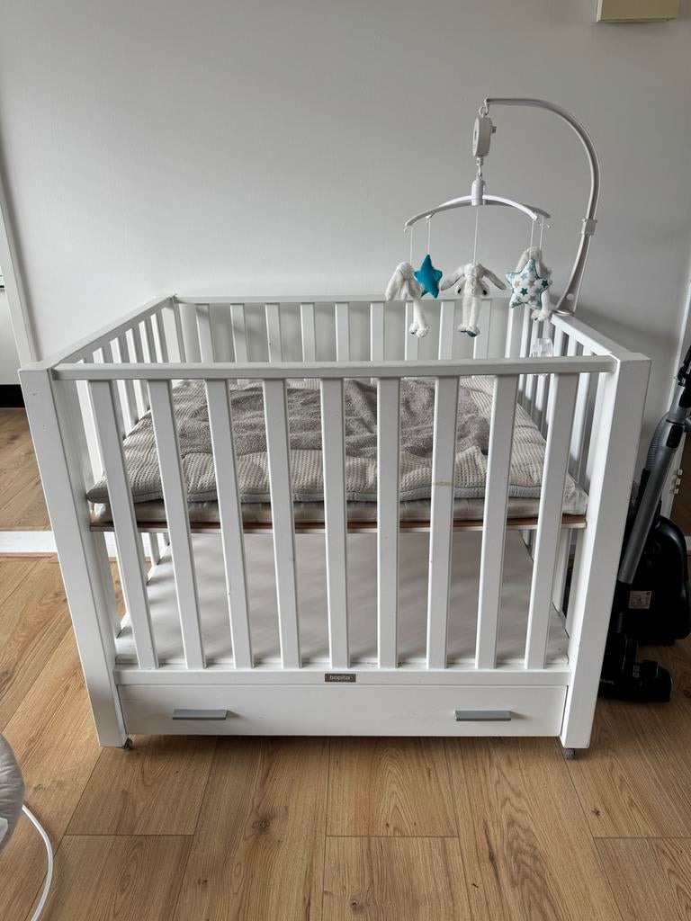 Bopita box met lade, matras, boxkleed en mobiel, Kinderen en Baby's, Boxen, Ophalen, Gebruikt, Vierkant, Boxkleed