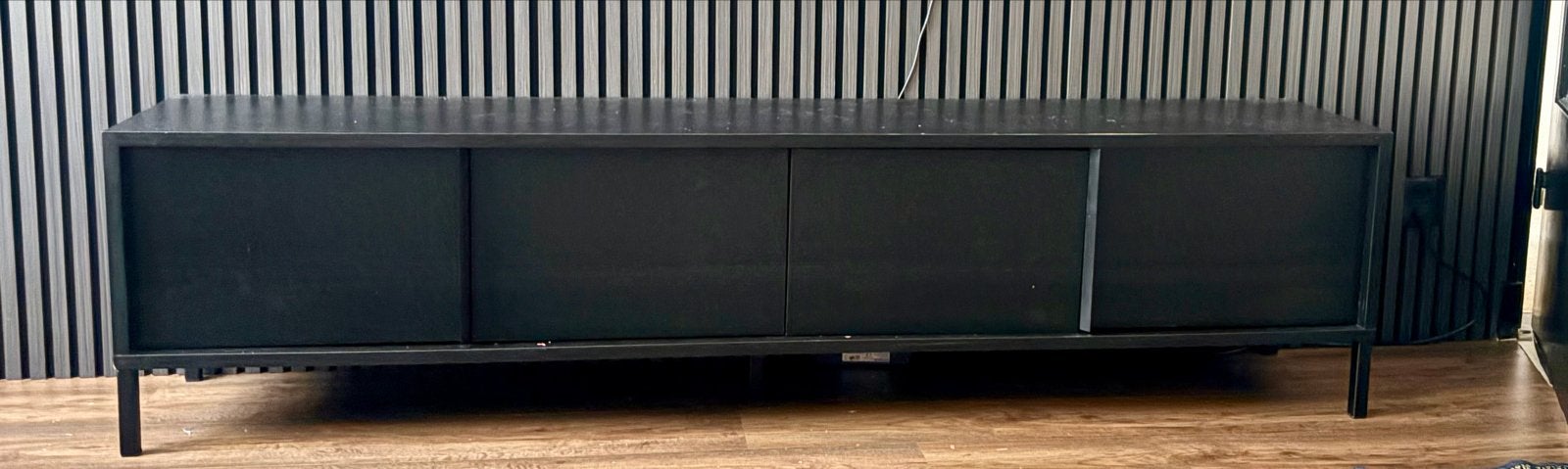 Zwart TV-meubel met klapdeuren, Gebruikt, 150 tot 200 cm, Ophalen of Verzenden, Minder dan 100 cm